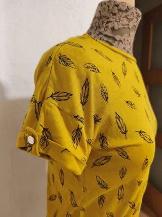 Camiseta mostaza con estampado de plumas