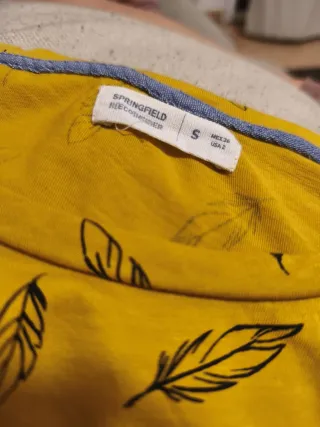 Camiseta mostaza con estampado de plumas