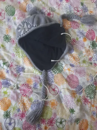 Gorro de invierno tejido con orejeras