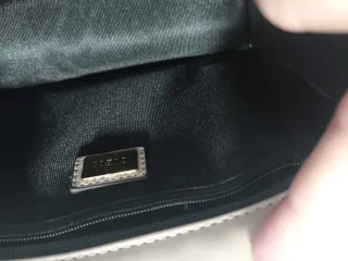 Bolso Guess auténtico burdeos y beige.