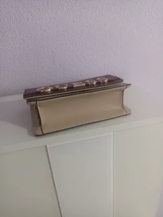 Bolso Guess auténtico burdeos y beige.