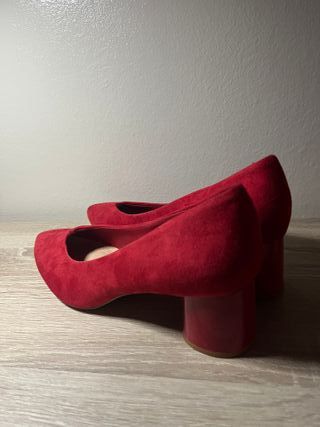 Zapatos de tacón rojos