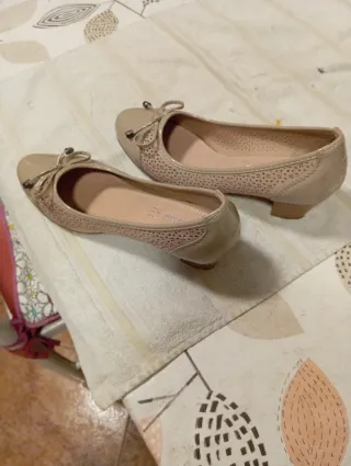 Zapatos planos beige con lazo