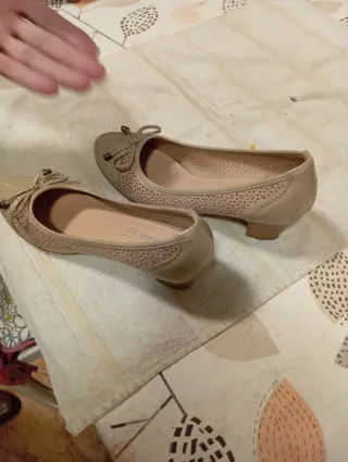 Zapatos planos beige con lazo