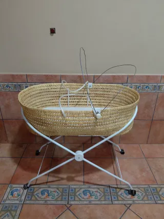 Cuna moisés mimbre con soporte, colchón y funda.