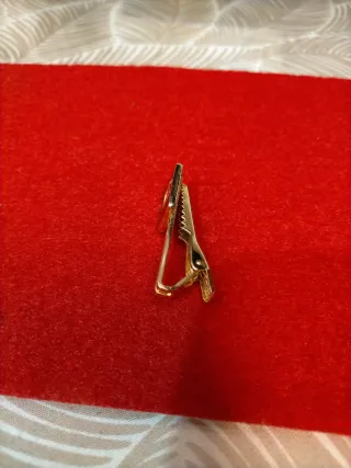 Barra de corbata dorada con esmalte rojo