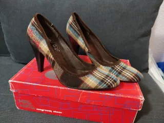 Zapatos de tacón de mujer a cuadros