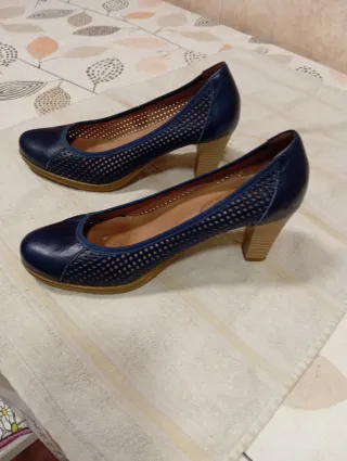 Zapatos de tacón azul perforados
