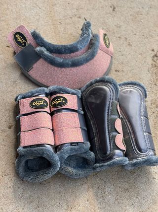 Protectores de caballo rosas y grises