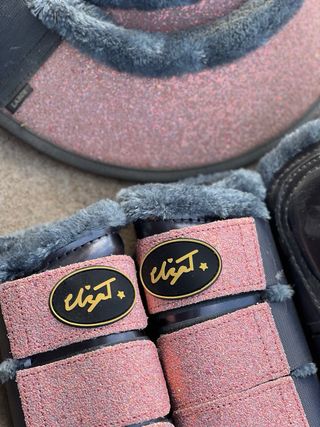 Protectores de caballo rosas y grises