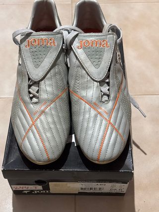 Botas de fútbol Joma multitaco plateadas