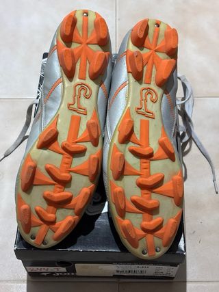 Botas de fútbol Joma multitaco plateadas
