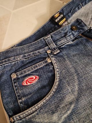 Pantalón tejano con logo