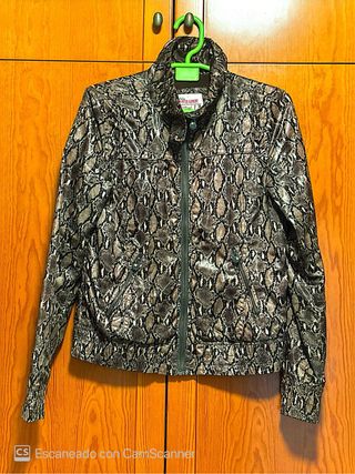 Cortavientos estampado serpiente