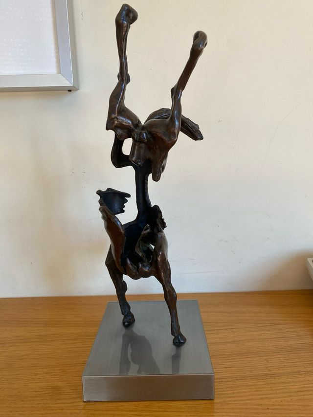 Scultura d'oliva. Cavallo in bronzo