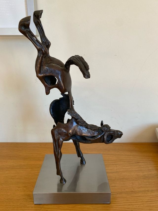 Scultura d'oliva. Cavallo in bronzo
