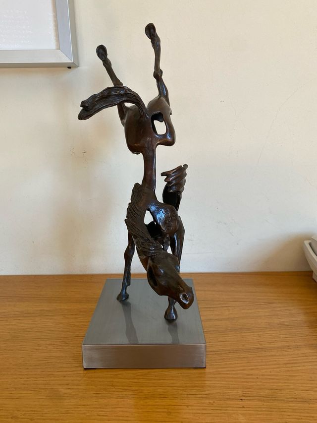 Scultura d'oliva. Cavallo in bronzo