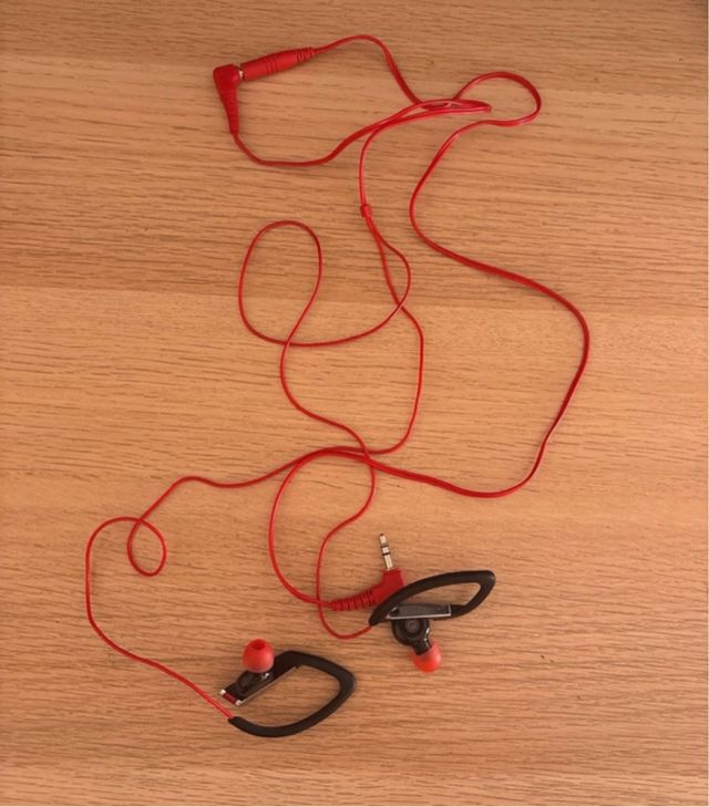 Auriculares Panasonic con cable rojos y negros