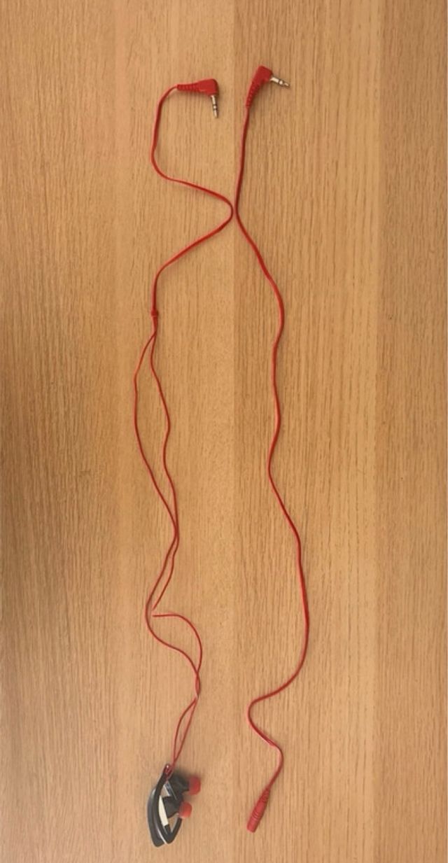 Auriculares Panasonic con cable rojos y negros