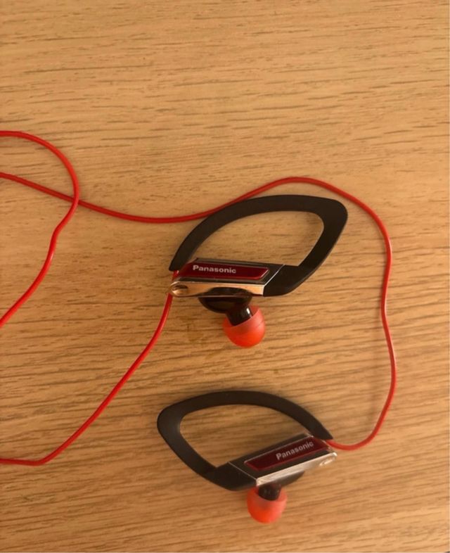 Auriculares Panasonic con cable rojos y negros