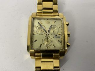 otros relojes lotus dorado