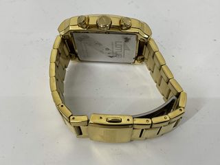 otros relojes lotus dorado