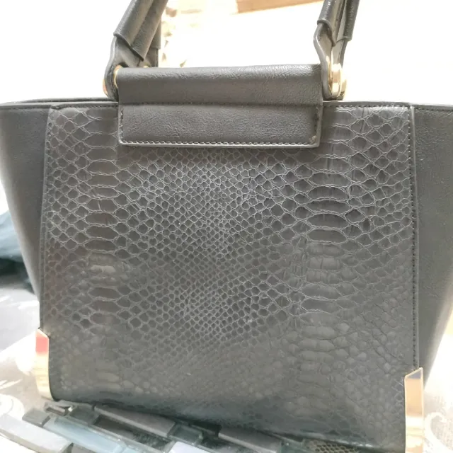 Bolso negro efecto piel serpiente