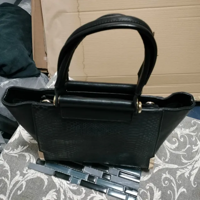 Bolso negro efecto piel serpiente