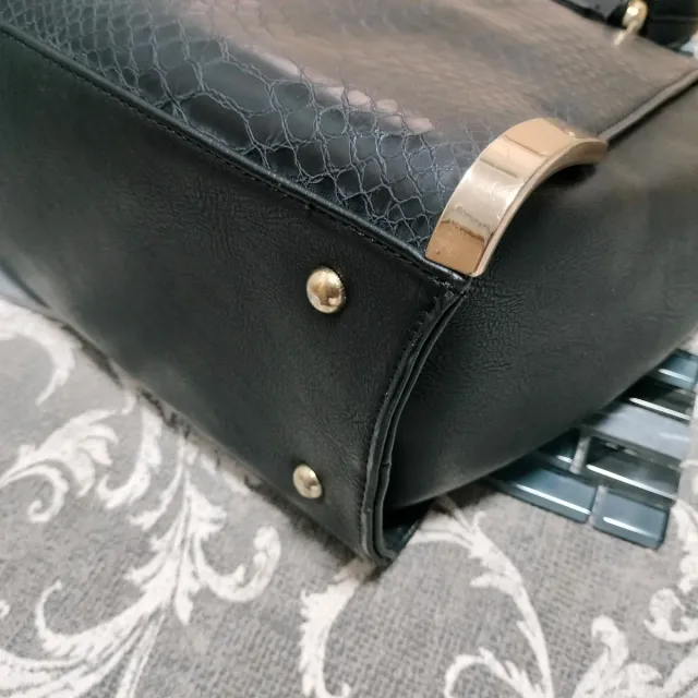 Bolso negro efecto piel serpiente