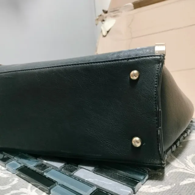 Bolso negro efecto piel serpiente