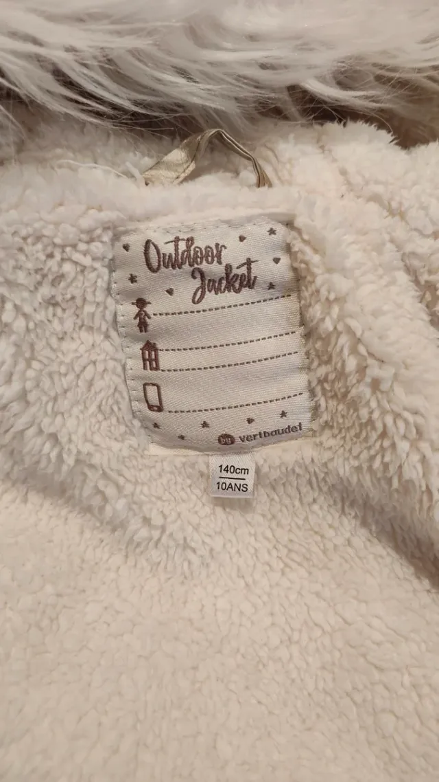 Abrigo dorado con capucha