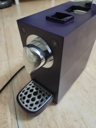 Cafetera de cápsulas morada