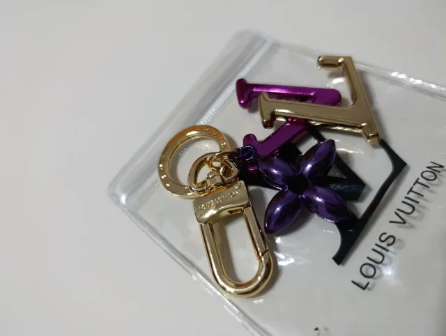 Llavero Louis Vuitton Flor y Letras LV