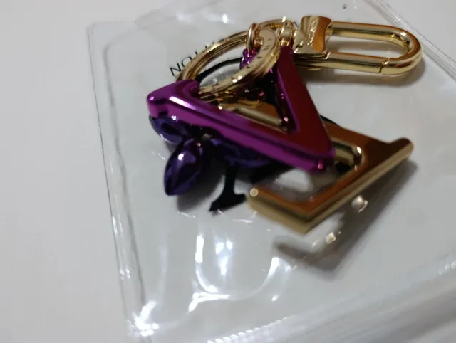 Llavero Louis Vuitton Flor y Letras LV