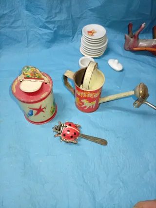 Giocattoli: annaffiatoio, lavatrice, sonaglio