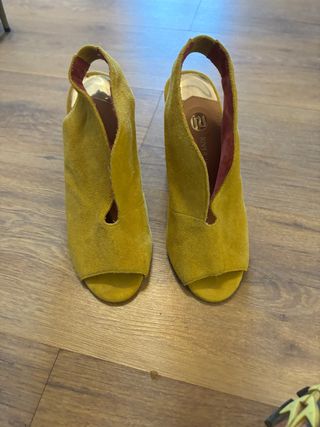 Zapatos tacón River Island amarillos