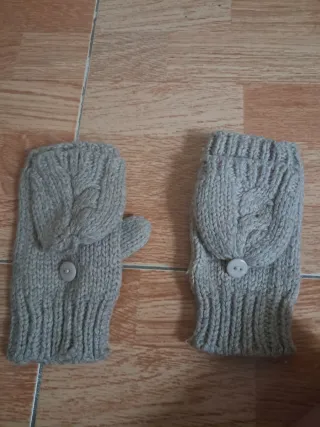 Guantes/manoplas de lana beige con botón