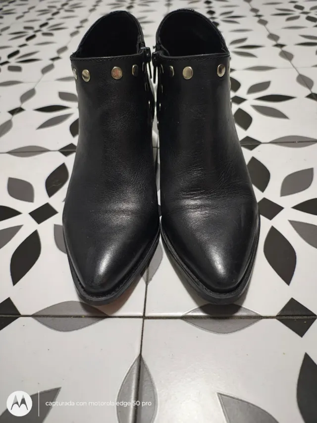 Botines piel negros Roberto Torreta tachuelas