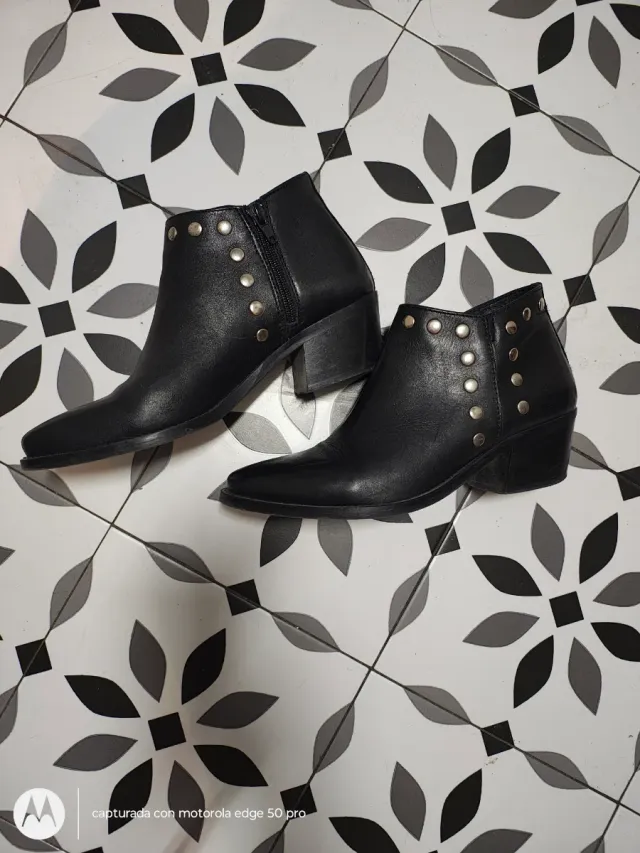 Botines piel negros Roberto Torreta tachuelas