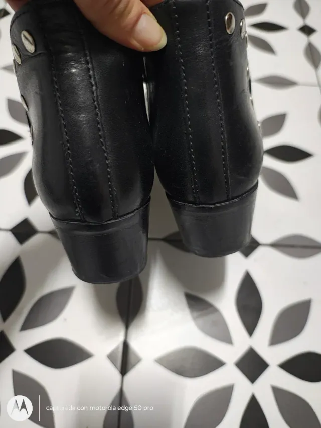 Botines piel negros Roberto Torreta tachuelas