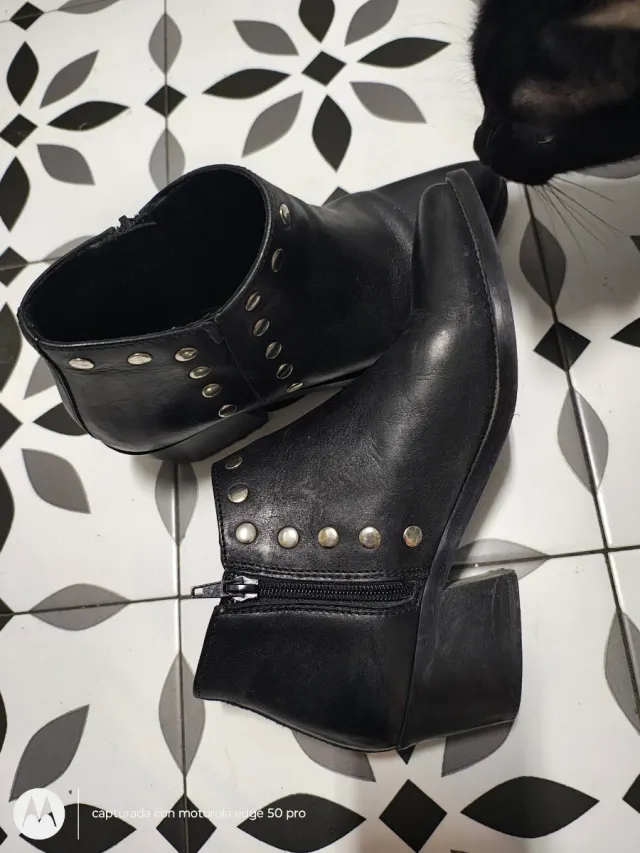 Botines piel negros Roberto Torreta tachuelas