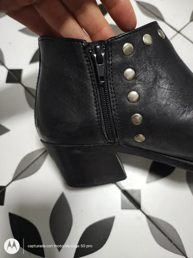 Botines piel negros Roberto Torreta tachuelas