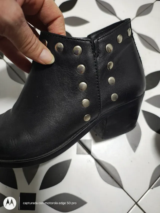 Botines piel negros Roberto Torreta tachuelas