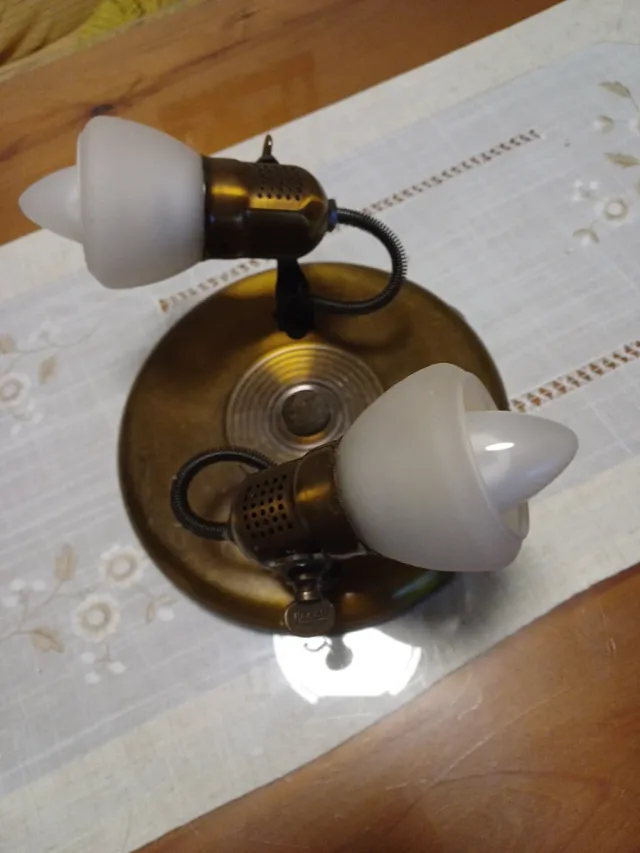 Plafón 2 focos dorado y blanco.