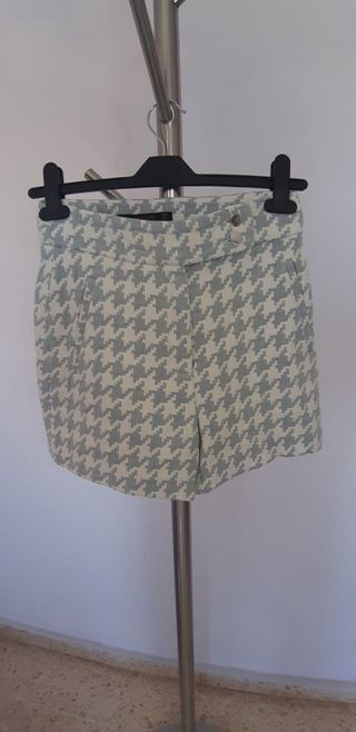 Pantalones cortos. De Zara. Nuevos totalmente. Col