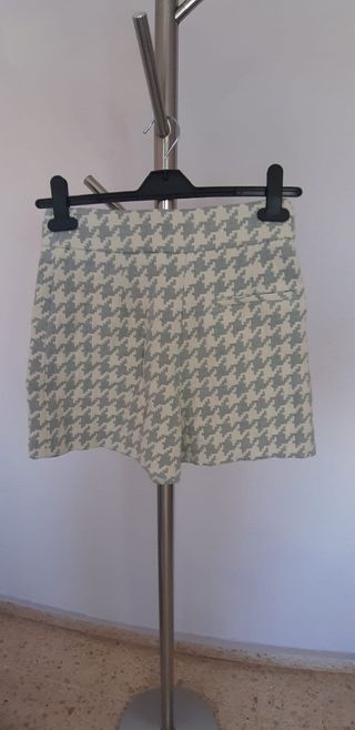 Pantalones cortos. De Zara. Nuevos totalmente. Col