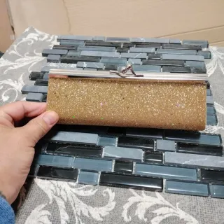 Bolso de fiesta dorado con detalles brillantes
