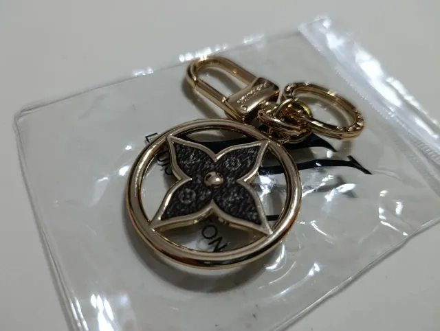 Llavero Louis Vuitton Flor Dorada