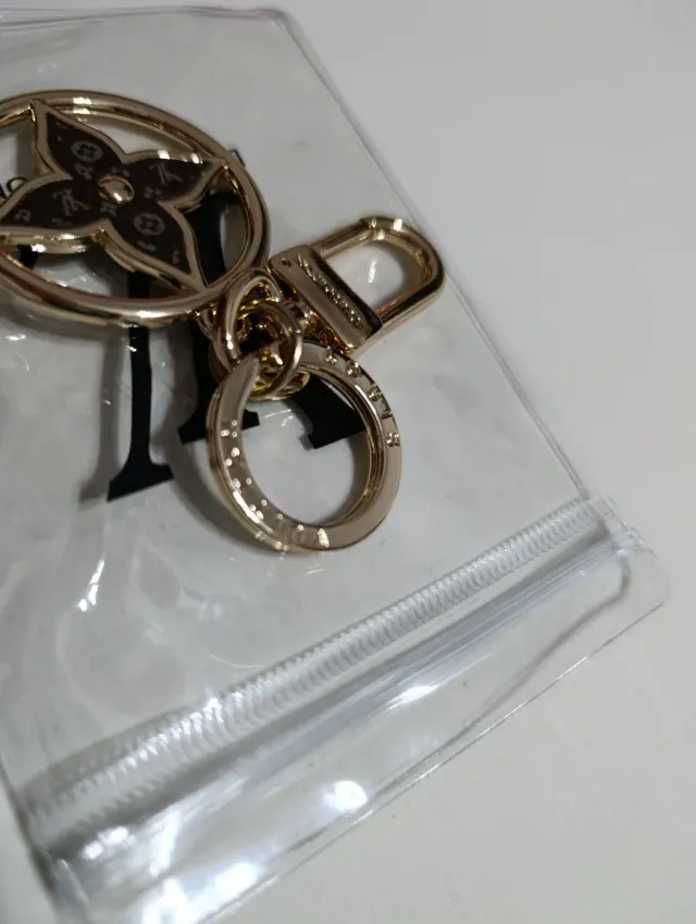 Llavero Louis Vuitton Flor Dorada