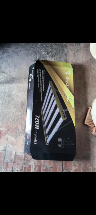 Foco LED 720W 3.1µmol/J